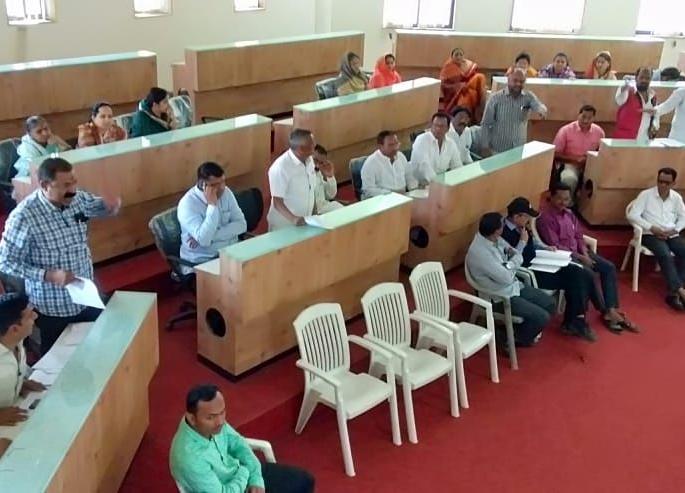 In Chalisgaon, the municipal attendance of the culprit was filled with confusion | चाळीसगावात आरोपी नगरसेवकाच्या उपस्थितीवरून पालिकेच्या सभेत गोंधळ In Chalisgaon, the municipal attendance of the culprit was filled with confusion | चाळीसगावात आरोपी नगरसेवकाच्या उपस्थितीवरून पालिकेच्या सभेत गोंधळ