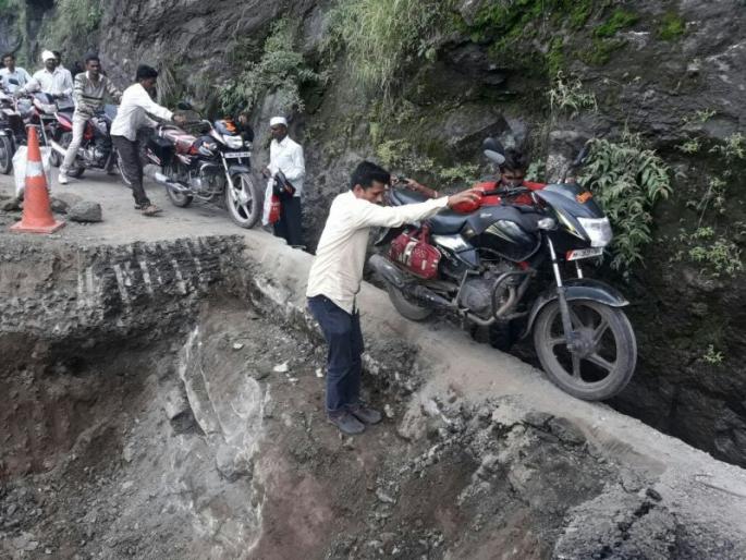 Death-threatening exercise of two-wheeler in Kannada ghats | कन्नड घाटात दुचाकीस्वारांची जीवघेणी कसरत Death-threatening exercise of two-wheeler in Kannada ghats | कन्नड घाटात दुचाकीस्वारांची जीवघेणी कसरत