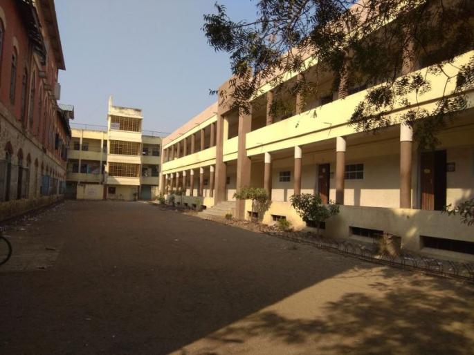 Maharashtra shutdown: Protest in chalisgoan | महाराष्ट्र बंद : चाळीसगावात 'बंद'मुळे शाळांमध्ये शुकशुकाट, बसफे-याही रद्द Maharashtra shutdown: Protest in chalisgoan | महाराष्ट्र बंद : चाळीसगावात 'बंद'मुळे शाळांमध्ये शुकशुकाट, बसफे-याही रद्द