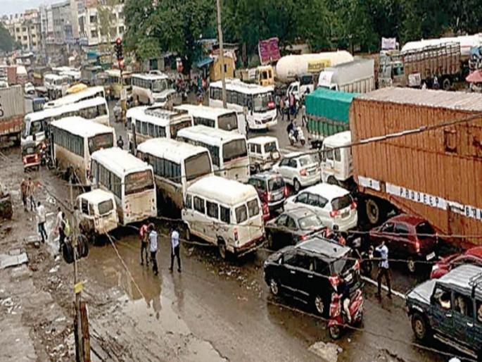 Chakan Chowk in traffic congestion amol kolhes meeting is just a name | वाहतुककोंडीत गुदमरला चाकण चौक; अमोल कोल्हेंची बैठक नावापुरतीच