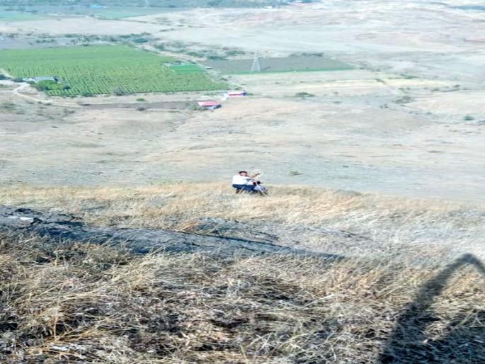 Two brothers caught ablaze on Chamorlani | चामरलेणीवर अडकलेल्या दोघा भावांची अग्निशमन दलाने केली सुटका Two brothers caught ablaze on Chamorlani | चामरलेणीवर अडकलेल्या दोघा भावांची अग्निशमन दलाने केली सुटका