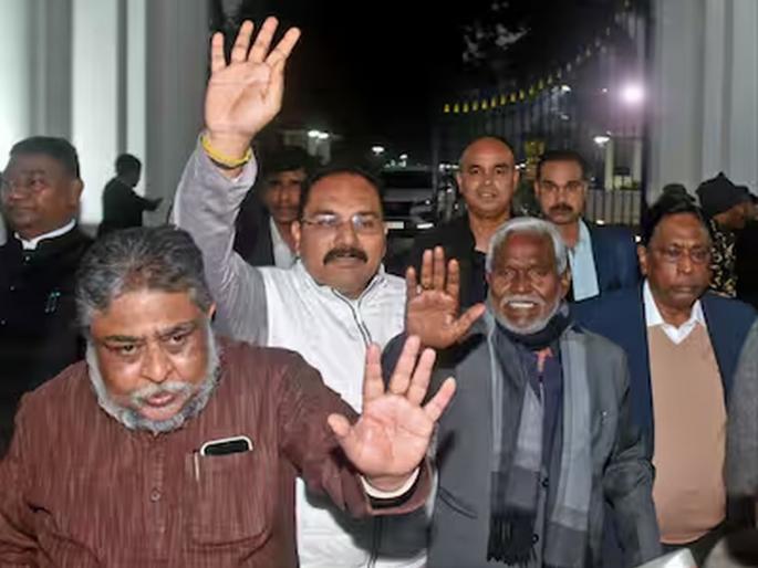 In Jharkhand, JMM leader Champai Soren played a Eknath Shinde Shinde-like game, took the MLAs to Delhi, there is also talk of going to Assam?  | झारखंडमध्ये बड्या नेत्याने खेळली शिंदेंसारखी खेळी, आमदारांना घेऊन दिल्लीला रवाना, आसामला जाण्याचीही चर्चा?  In Jharkhand, JMM leader Champai Soren played a Eknath Shinde Shinde-like game, took the MLAs to Delhi, there is also talk of going to Assam?  | झारखंडमध्ये बड्या नेत्याने खेळली शिंदेंसारखी खेळी, आमदारांना घेऊन दिल्लीला रवाना, आसामला जाण्याचीही चर्चा?