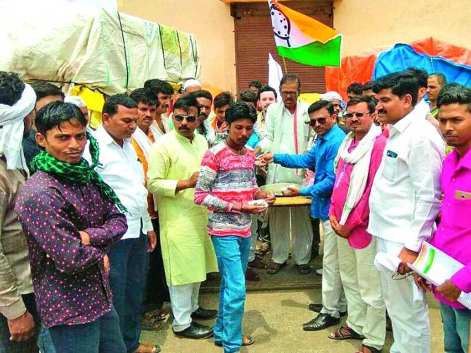 NCP's 'Chana Masala' movement at Lonar | लोणार येथे राष्ट्रवादीचे ‘चणा मसाला’आंदोलन!  NCP's 'Chana Masala' movement at Lonar | लोणार येथे राष्ट्रवादीचे ‘चणा मसाला’आंदोलन!