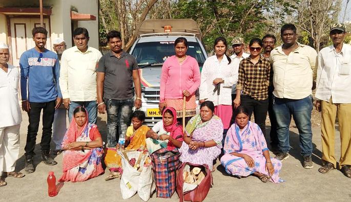 Chandan Chandore women gang arrested in Solapur | चंदनचोर महिला टोळीला सोलापुरात अटक Chandan Chandore women gang arrested in Solapur | चंदनचोर महिला टोळीला सोलापुरात अटक