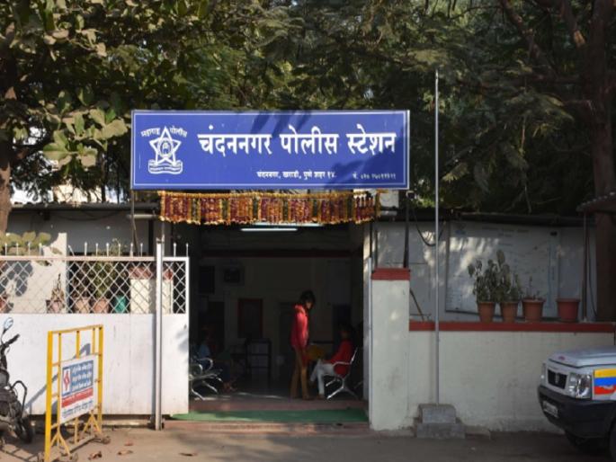 Wife does not come home to live husband ended by pouring petrol on himself at the police post itself | पत्नी नांदायला घरी येईना; पोलिस चौकीतच पतीने स्वत:वर ओतले पेट्रोल, आत्महत्येचा प्रयत्न Wife does not come home to live husband ended by pouring petrol on himself at the police post itself | पत्नी नांदायला घरी येईना; पोलिस चौकीतच पतीने स्वत:वर ओतले पेट्रोल, आत्महत्येचा प्रयत्न