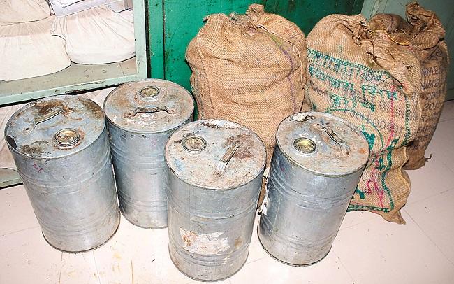  Three Chandan smugglers arrested | तीन चंदन तस्करांना अटक