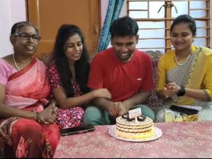 engineer left package of 18 lakhs to become doctor took admission in mbbs after btech | अरे व्वा! डॉक्टर होण्यासाठी इंजिनिअर चंदनने 18 लाखांची नोकरी सोडली; MBBS साठी घेतलं एडमिशन engineer left package of 18 lakhs to become doctor took admission in mbbs after btech | अरे व्वा! डॉक्टर होण्यासाठी इंजिनिअर चंदनने 18 लाखांची नोकरी सोडली; MBBS साठी घेतलं एडमिशन