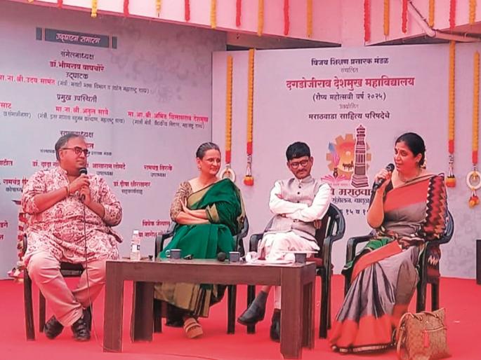 In the current situation, even artists are afraid to make political comments. | सद्य:स्थितीत कलावंतही राजकीय भाष्य करायला घाबरतात In the current situation, even artists are afraid to make political comments. | सद्य:स्थितीत कलावंतही राजकीय भाष्य करायला घाबरतात