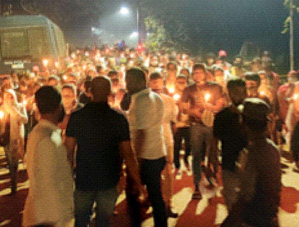 Protest against railway extension, sit-in agitation till 5 am | रेल्वे मार्ग विस्तारीकरणाला विरोध, पहाटे ५ वाजेपर्यंत रुळांवर ठिय्या आंदोलन Protest against railway extension, sit-in agitation till 5 am | रेल्वे मार्ग विस्तारीकरणाला विरोध, पहाटे ५ वाजेपर्यंत रुळांवर ठिय्या आंदोलन