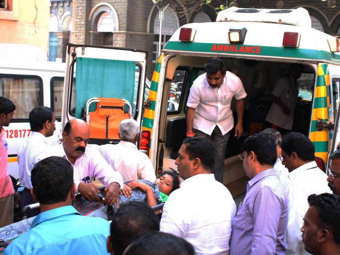 The girl from Chandgad, who was admitted to Kolhapur hospital after being removed from the hospital, is now treated in Mumbai! | उठाबशा काढल्यामुळे कोल्हापूरच्या रुग्णालयात दाखल झालेल्या चंदगडच्या त्या मुलीवर आता मुंबईमध्ये उपचार !