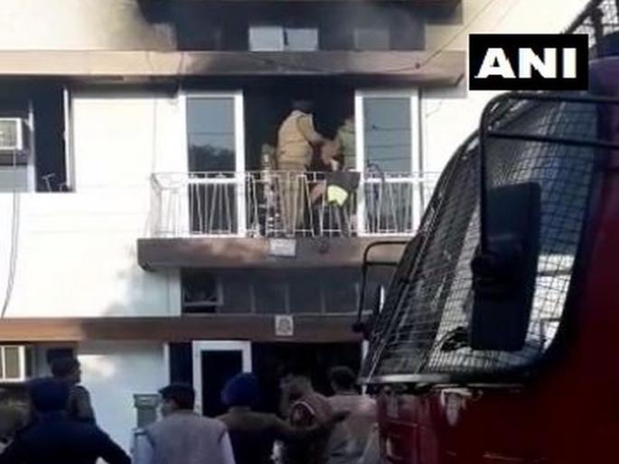 Fire breaks out at PG in Chandigarh, 3 girls dead | चंदीगडमध्ये गर्ल्स होस्टेलला आग, तीन मुलींचा होरपळून मृत्यू Fire breaks out at PG in Chandigarh, 3 girls dead | चंदीगडमध्ये गर्ल्स होस्टेलला आग, तीन मुलींचा होरपळून मृत्यू