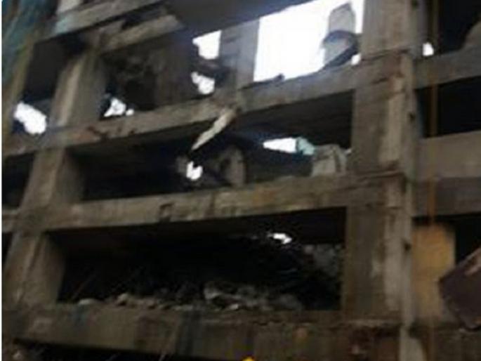 A part of Chandivali building collapsed; One dies, four people are likely to get trapped | चांदिवलीत इमारतीचा काही भाग कोसळला; एकाचा मृत्यू, चार जण अडकल्याची शक्यता A part of Chandivali building collapsed; One dies, four people are likely to get trapped | चांदिवलीत इमारतीचा काही भाग कोसळला; एकाचा मृत्यू, चार जण अडकल्याची शक्यता