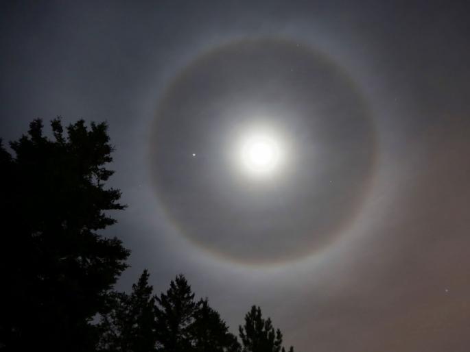 Round arena around the moon, | चंद्राभोवती गोल रिंगण, सूर्या भोवती खळं, कोल्हापुरातील खगोलप्रेमींनी घेतला आनंद Round arena around the moon, | चंद्राभोवती गोल रिंगण, सूर्या भोवती खळं, कोल्हापुरातील खगोलप्रेमींनी घेतला आनंद