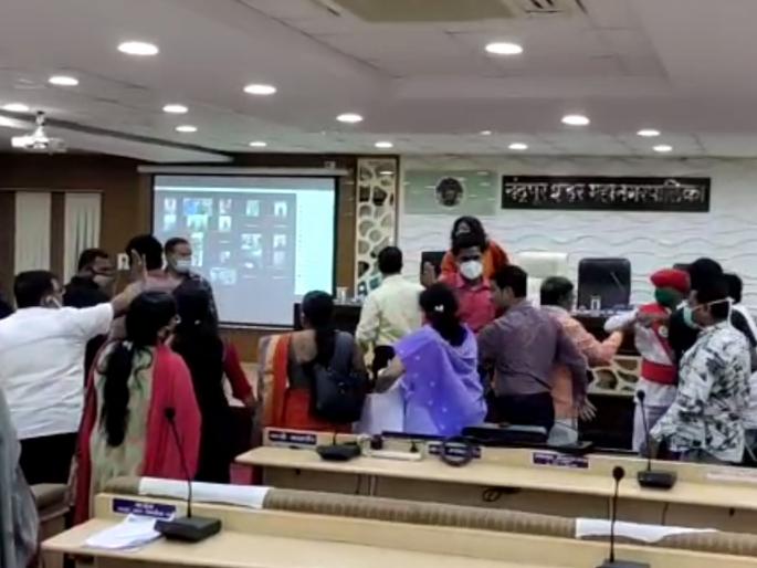 unprecedented chaos in the general meeting of Chandrapur Municipal Corporation | चंद्रपूर मनपाच्या आमसभेत अभूतपूर्व गोंधळ unprecedented chaos in the general meeting of Chandrapur Municipal Corporation | चंद्रपूर मनपाच्या आमसभेत अभूतपूर्व गोंधळ