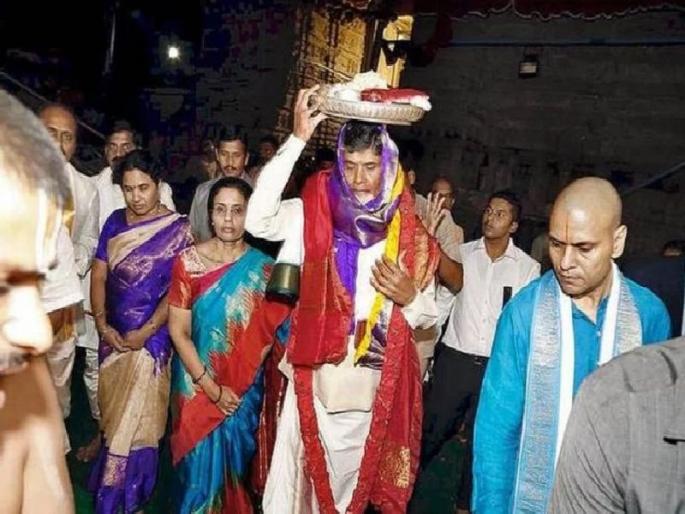 4 killed, 70 injured as rain pounds Vontimitta in AP's Kadapa | मुख्यमंत्री चंद्राबाबू नायडू थोडक्यात बचावले; मंडप कोसळून चौघांचा मृत्यू, 70 जखमी 4 killed, 70 injured as rain pounds Vontimitta in AP's Kadapa | मुख्यमंत्री चंद्राबाबू नायडू थोडक्यात बचावले; मंडप कोसळून चौघांचा मृत्यू, 70 जखमी