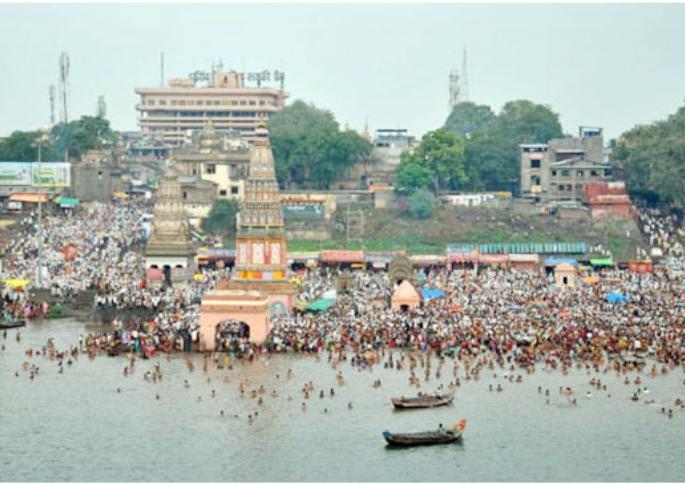 A siege for many temples in Chandrabhaga desert in Pandharpur | पंढरपूरातील चंद्रभागा वाळवंटातील अनेक मंदिरांना पाण्याचा वेढा