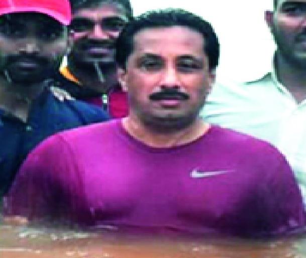 Chandradeep hell for ten days | चंद्रदीप नरके दहा दिवस तळ ठोकून -: ‘एनडीआरएफ’ टीमच्या पुढे यंत्रणा Chandradeep hell for ten days | चंद्रदीप नरके दहा दिवस तळ ठोकून -: ‘एनडीआरएफ’ टीमच्या पुढे यंत्रणा