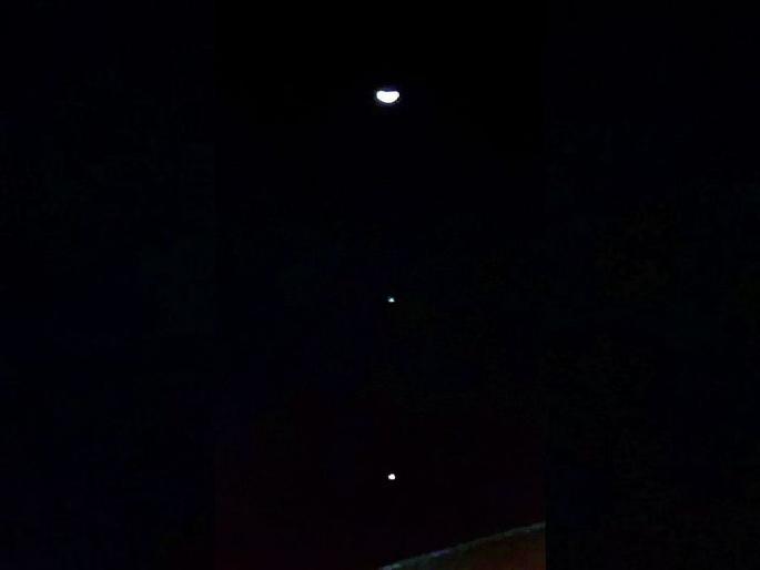 Moon, Venus, and Jupiter All three in a line form the perfect trifecta in sky | आकाशात चंद्रासाेबत गुरु व शुक्राची युती; तिन्ही प्रतिमा एका रेषेत Moon, Venus, and Jupiter All three in a line form the perfect trifecta in sky | आकाशात चंद्रासाेबत गुरु व शुक्राची युती; तिन्ही प्रतिमा एका रेषेत