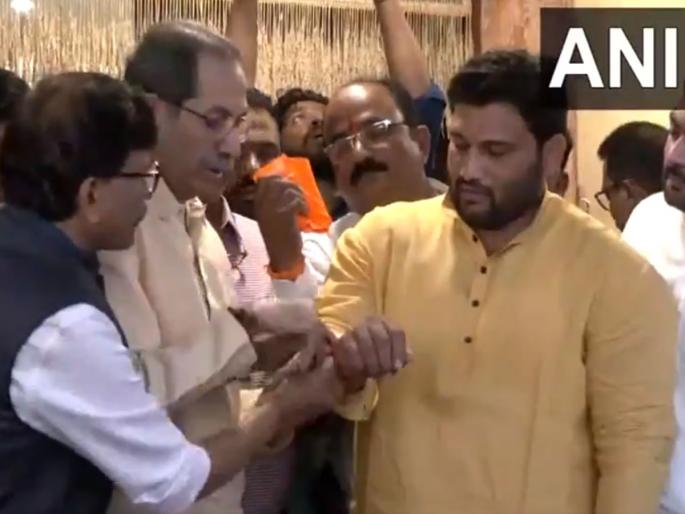 Strength to Thackeray group, double Maharashtra Kesari Chandrahar Patil tied Shivbandhan, Uddhav Thackeray said... | ठाकरे गटाला बळ, डबल महाराष्ट्र केसरी चंद्रहार पाटील यांनी हाती बांधलं शिवबंधन, उद्धव ठाकरे म्हणाले...