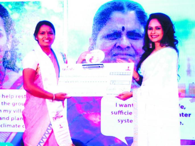 'Chandrakala', which organizes the women in the savings group and provides employment to them. | बचत गटातील महिलांना संघटीत करुन त्यांना रोजगार मिळवून देणारी ‘चंद्रकला’ 'Chandrakala', which organizes the women in the savings group and provides employment to them. | बचत गटातील महिलांना संघटीत करुन त्यांना रोजगार मिळवून देणारी ‘चंद्रकला’