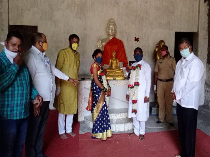 'Their' wedding ceremony was stuck in 'lockdown'; but Chandrakant Dada patil arranged that moment | लॉकडाऊनमध्ये 'त्यांचा' विवाहसोहळा होता रखडला शेवटी चंद्रकांत दादांनीच तो मुहूर्त जुळवुन आणला 'Their' wedding ceremony was stuck in 'lockdown'; but Chandrakant Dada patil arranged that moment | लॉकडाऊनमध्ये 'त्यांचा' विवाहसोहळा होता रखडला शेवटी चंद्रकांत दादांनीच तो मुहूर्त जुळवुन आणला