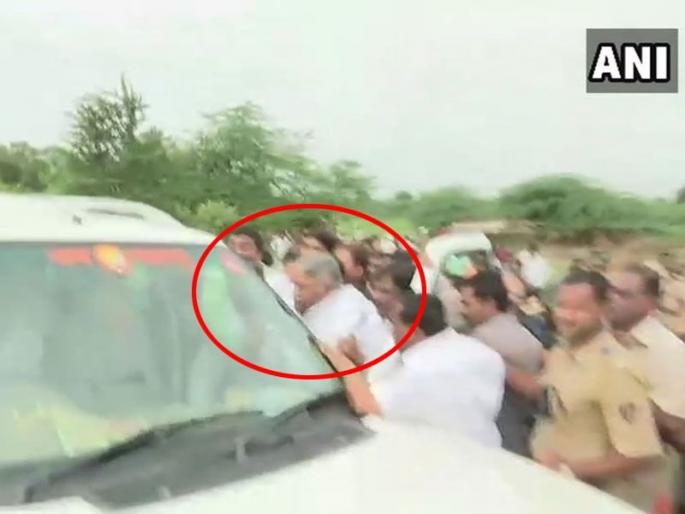 Maratha Kranti Morcha : Locals Attack Shiv Sena MP Chandrakant Khaire's Vehicle During Funeral of Deceased Protester | Maratha Kranti Morcha : खासदार खैरे सांत्वनाला गेले, पण कार्यकर्त्यांनी पिटाळूनच लावले! Maratha Kranti Morcha : Locals Attack Shiv Sena MP Chandrakant Khaire's Vehicle During Funeral of Deceased Protester | Maratha Kranti Morcha : खासदार खैरे सांत्वनाला गेले, पण कार्यकर्त्यांनी पिटाळूनच लावले!