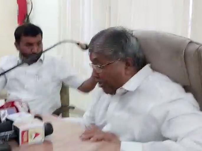 Chandrakant Patil's chair Broken in press Confarence in Solapur, Then... | देवेंद्र फडणवीसांच्या निर्धाराबद्दल बोलताना चंद्रकांतदादांची खुर्ची तुटली, अन्... Chandrakant Patil's chair Broken in press Confarence in Solapur, Then... | देवेंद्र फडणवीसांच्या निर्धाराबद्दल बोलताना चंद्रकांतदादांची खुर्ची तुटली, अन्...
