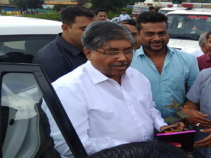 Chandrakant Patil Visit National highway 66 News | चंद्रकांतदादांच्या दौऱ्यापूर्वी बांधकाम अधिकाऱ्यांची करणी, रातोरात गायब झाले खड्डे Chandrakant Patil Visit National highway 66 News | चंद्रकांतदादांच्या दौऱ्यापूर्वी बांधकाम अधिकाऱ्यांची करणी, रातोरात गायब झाले खड्डे