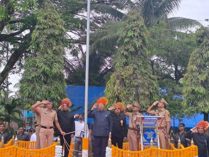 Chandrakant Patil hoisted the flag in raigad | चंद्रकांत पाटील यांनी केले ध्वजारोहण Chandrakant Patil hoisted the flag in raigad | चंद्रकांत पाटील यांनी केले ध्वजारोहण