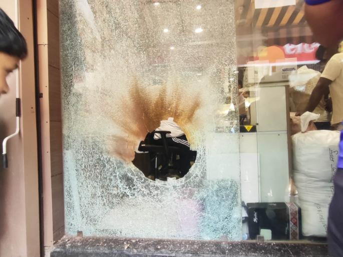 Throwing grenades into cloth shops An employee critical | कापड दुकानात हातबॉम्ब फेकून गोळीबार; एक कर्मचारी गंभीर Throwing grenades into cloth shops An employee critical | कापड दुकानात हातबॉम्ब फेकून गोळीबार; एक कर्मचारी गंभीर