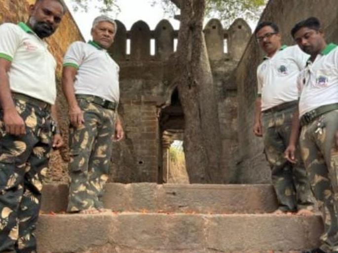 Chandrapur: Sworn to protect and worship Chandrapur, Ballarpur, Bhadravati and Manikgad forts | Chandrapur: चंद्रपूर, बल्लारपूर, भद्रावती व माणिकगड किल्ल्याचे पूजन, संरक्षण करण्याची घेतली शपथ Chandrapur: Sworn to protect and worship Chandrapur, Ballarpur, Bhadravati and Manikgad forts | Chandrapur: चंद्रपूर, बल्लारपूर, भद्रावती व माणिकगड किल्ल्याचे पूजन, संरक्षण करण्याची घेतली शपथ