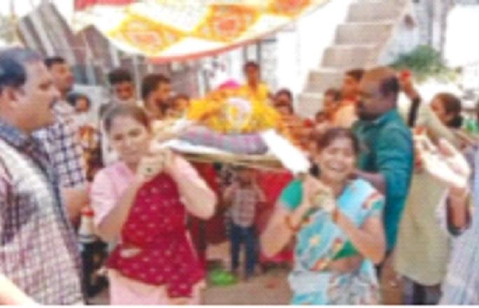 Chhattisgarh caste panchayat boycott order on Chandrapur family | चंद्रपुरातील कुटुंबावर छत्तीसगडच्या जातपंचायतीचे बहिष्काराचे फर्मान; मुलींनीच दिला पित्याला खांदा Chhattisgarh caste panchayat boycott order on Chandrapur family | चंद्रपुरातील कुटुंबावर छत्तीसगडच्या जातपंचायतीचे बहिष्काराचे फर्मान; मुलींनीच दिला पित्याला खांदा