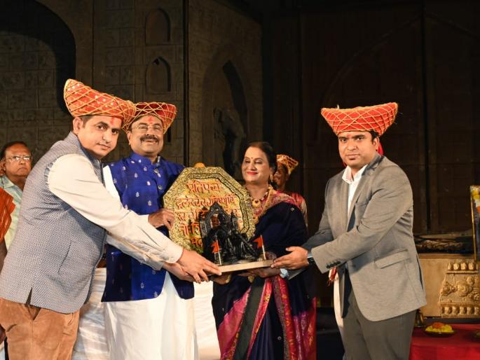 Chhatrapati Shivaji Maharaj thoughts will be delivered to every household Determination of Mungantiwar | हृदयात शिवबा असू द्या! छत्रपती शिवाजी महाराजांचे विचार घराघरात पोहचविणार; मुनगंटीवार यांचा निर्धार Chhatrapati Shivaji Maharaj thoughts will be delivered to every household Determination of Mungantiwar | हृदयात शिवबा असू द्या! छत्रपती शिवाजी महाराजांचे विचार घराघरात पोहचविणार; मुनगंटीवार यांचा निर्धार