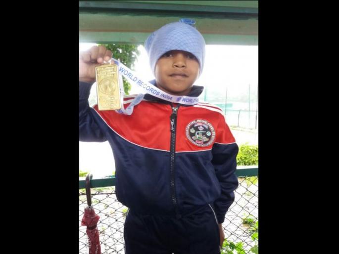 Skating Mom's mother pays homage to skulling | स्केटींगच्या चिमुकल्या बादशहाची आईला अनोखी श्रद्धांजली, तिच्या तेरवीलाच मिळवला खिताब Skating Mom's mother pays homage to skulling | स्केटींगच्या चिमुकल्या बादशहाची आईला अनोखी श्रद्धांजली, तिच्या तेरवीलाच मिळवला खिताब