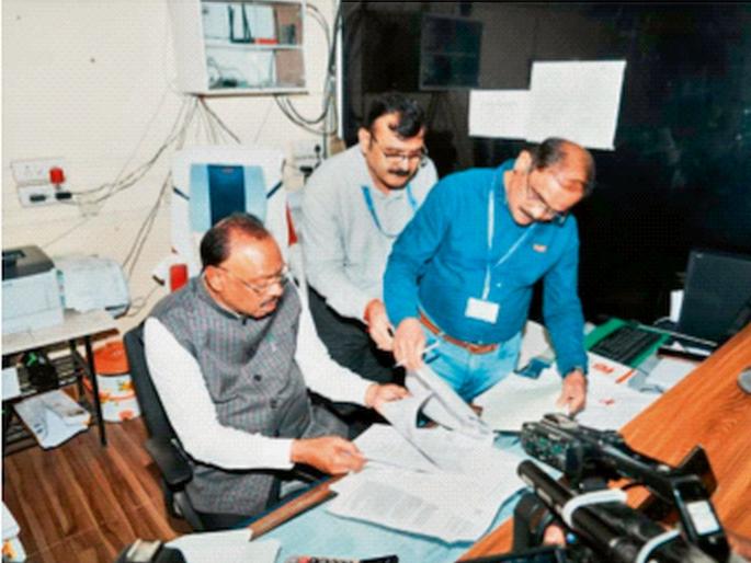 Raid in Revenue Minister's Sub-Registrar's office; Money found in officers' drawers | महसूल मंत्र्यांचा दुय्यम निबंधक कार्यालयातच छापा; अधिकाऱ्यांच्या ड्रॉवरमध्ये आढळले पैसे