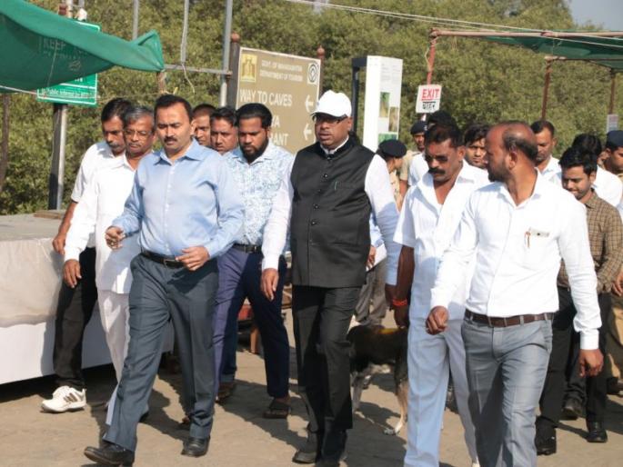 Elephanta Island will now be able to run electric radiation | विद्युत रोषणाईनं एलिफंटा बेट आता लखलखणार Elephanta Island will now be able to run electric radiation | विद्युत रोषणाईनं एलिफंटा बेट आता लखलखणार