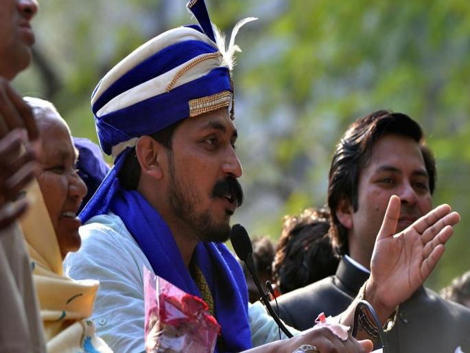 Bhim Army's greeting rally wrapped in half | भीम आर्मीची अभिवादन रॅली अर्ध्यातच गुंडाळली Bhim Army's greeting rally wrapped in half | भीम आर्मीची अभिवादन रॅली अर्ध्यातच गुंडाळली