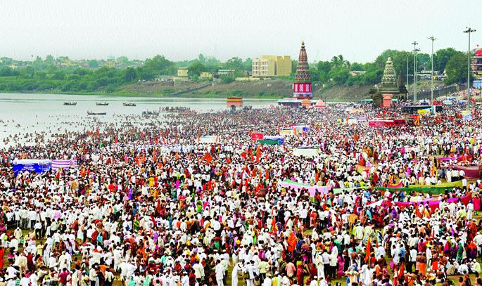 Aadhi ceremony; Talmudrangane Bhavacakundh Pandhari Dumdumali | आषाढी सोहळा; टाळमृदंगाने भूवैकुंठ पंढरी दुमदुमली Aadhi ceremony; Talmudrangane Bhavacakundh Pandhari Dumdumali | आषाढी सोहळा; टाळमृदंगाने भूवैकुंठ पंढरी दुमदुमली