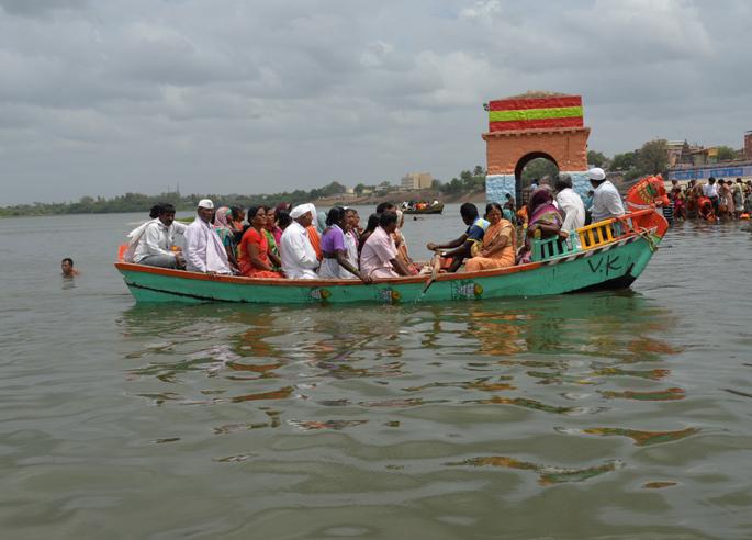 Fifty thousand warrants were made by the name of Swachand Vihar in Chandrabhag | पन्नास हजार वारकºयांनी केला नावेतून चंद्रभागेत स्वछंद विहार Fifty thousand warrants were made by the name of Swachand Vihar in Chandrabhag | पन्नास हजार वारकºयांनी केला नावेतून चंद्रभागेत स्वछंद विहार