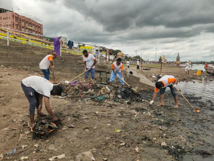 Nirdhar Foundation in Sangli city cleaned Chandrabhage in Pandharpur after Ashadhi and Kartiki Vari | चंद्रभागेच्या तीरी रंगला सांगलीच्या स्वच्छतादुतांचा मेळा, श्रमदानातून भक्तीचा गजर Nirdhar Foundation in Sangli city cleaned Chandrabhage in Pandharpur after Ashadhi and Kartiki Vari | चंद्रभागेच्या तीरी रंगला सांगलीच्या स्वच्छतादुतांचा मेळा, श्रमदानातून भक्तीचा गजर