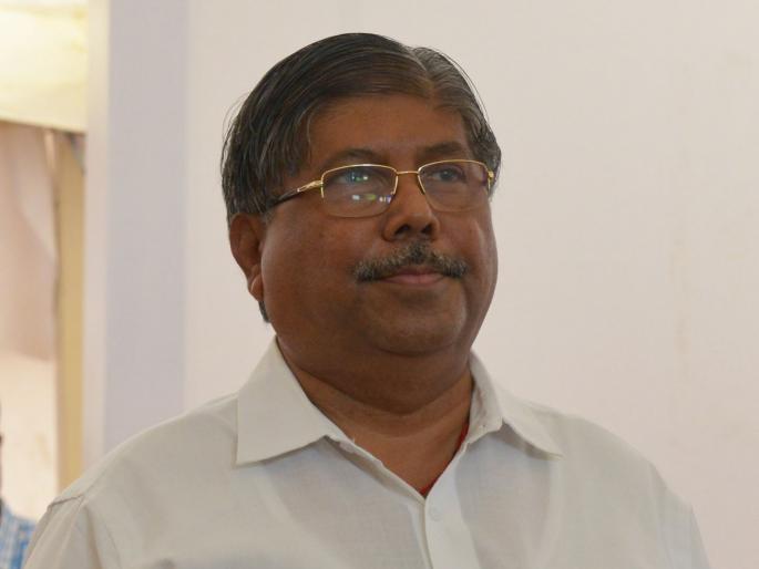 Sanjay Shinde should withdraw from the hedge Advise of Chandrakant Patil | अजूनही वेळ गेलेली नाही, संजय शिंदे यांनी माढ्यातून माघार घ्यावी; चंद्रकांत पाटील यांचा सल्ला Sanjay Shinde should withdraw from the hedge Advise of Chandrakant Patil | अजूनही वेळ गेलेली नाही, संजय शिंदे यांनी माढ्यातून माघार घ्यावी; चंद्रकांत पाटील यांचा सल्ला