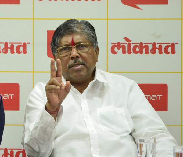 Candidates of fencing in Solapur district will open in January: Chandrakant Patil | सोलापूर जिल्ह्यात असलेल्या कुंपणावरील नेत्यांचे पत्ते जानेवारीत ओपन होणार : चंद्रकांत पाटील Candidates of fencing in Solapur district will open in January: Chandrakant Patil | सोलापूर जिल्ह्यात असलेल्या कुंपणावरील नेत्यांचे पत्ते जानेवारीत ओपन होणार : चंद्रकांत पाटील