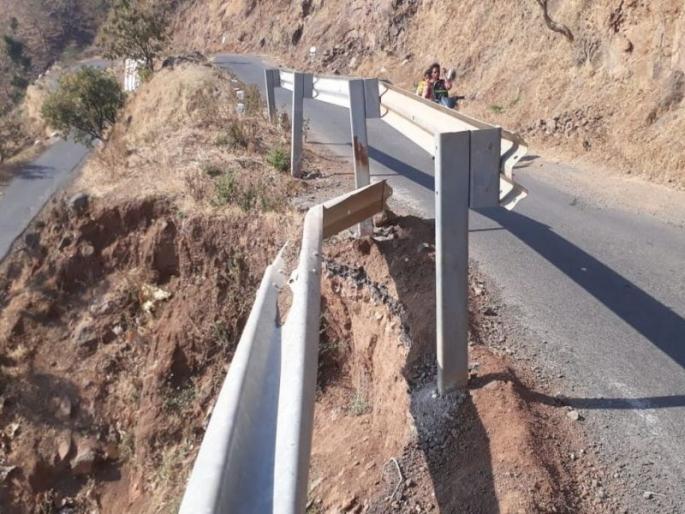 Accidental Risk of Accidental Deaths in Chandsalee Ghat Due to Accidental Risk | चांदसैली घाटात कठडय़ांच्या दुरावस्थेमुळे अपघाताचा धोका Accidental Risk of Accidental Deaths in Chandsalee Ghat Due to Accidental Risk | चांदसैली घाटात कठडय़ांच्या दुरावस्थेमुळे अपघाताचा धोका