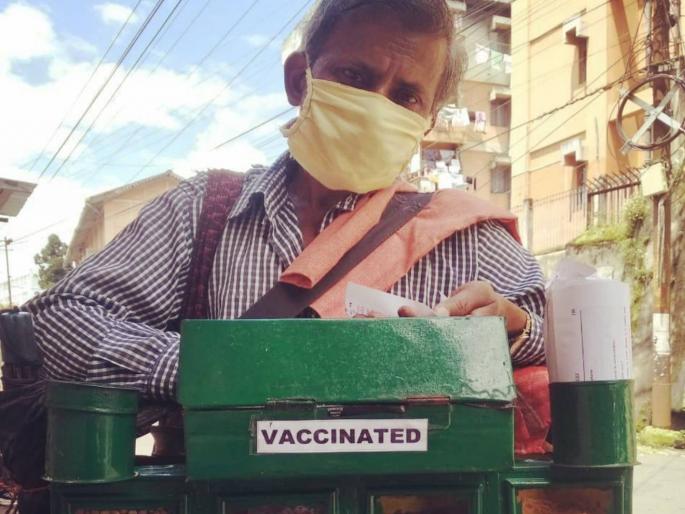 On the box of this chanewala is written 'Ha' board, which is ideal in the Corona period | या चणेवाल्याच्या बॉक्सवर लिहिला आहे 'हा' बोर्ड, ठरतोय कोरोनाकाळात आदर्श On the box of this chanewala is written 'Ha' board, which is ideal in the Corona period | या चणेवाल्याच्या बॉक्सवर लिहिला आहे 'हा' बोर्ड, ठरतोय कोरोनाकाळात आदर्श