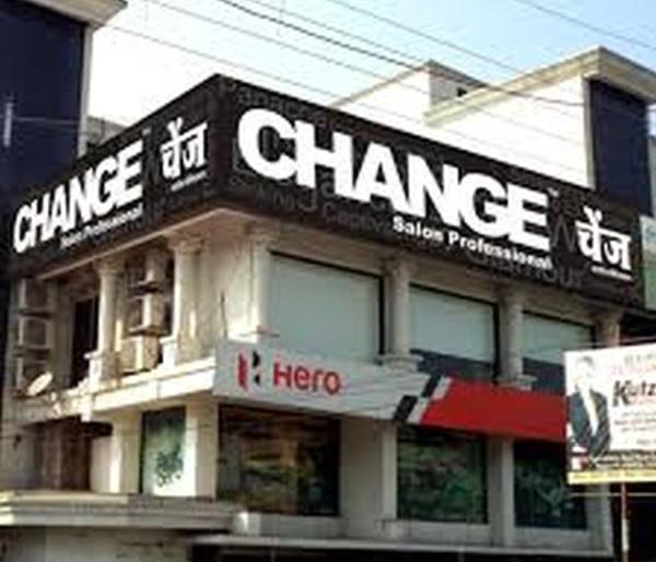 Gold and diamond jewelry stolen from the well-known beauty parlor of Nagpur | नागपूरच्या प्रसिद्ध ब्युटी पार्लरमधून सोने व हिरेजडित दागिने लंपास Gold and diamond jewelry stolen from the well-known beauty parlor of Nagpur | नागपूरच्या प्रसिद्ध ब्युटी पार्लरमधून सोने व हिरेजडित दागिने लंपास