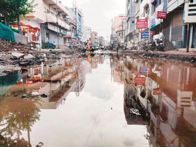 The 'grace' of smart city! Champa Chowk to Chelipura road or the ponds in middle of city? | स्मार्ट सिटीची ‘कृपा’! चंपा चौक ते चेलीपुरा रस्ता की मध्यवस्तीतील तळे? The 'grace' of smart city! Champa Chowk to Chelipura road or the ponds in middle of city? | स्मार्ट सिटीची ‘कृपा’! चंपा चौक ते चेलीपुरा रस्ता की मध्यवस्तीतील तळे?