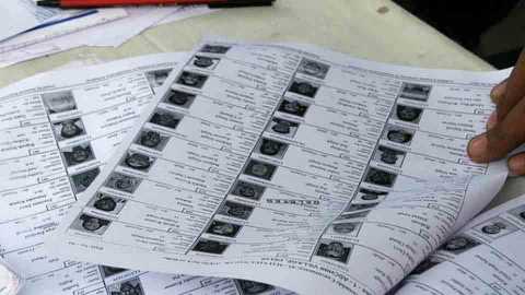 Chaos in voter lists; Question mark on the BLO's | मतदार याद्यांमध्ये घोळ; ‘बीएलओं’च्या कार्यप्रणालीवर प्रश्नचिन्ह Chaos in voter lists; Question mark on the BLO's | मतदार याद्यांमध्ये घोळ; ‘बीएलओं’च्या कार्यप्रणालीवर प्रश्नचिन्ह