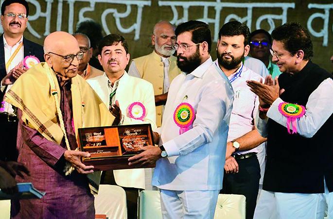 'It is not the government's job to hold a literary conference'; The president patted his back and gave a bang! | 'साहित्य संमेलन भरविणे हे सरकारचे काम नाही';  अध्यक्षांनी पाठही थोपटली, दणकाही दिला! 'It is not the government's job to hold a literary conference'; The president patted his back and gave a bang! | 'साहित्य संमेलन भरविणे हे सरकारचे काम नाही';  अध्यक्षांनी पाठही थोपटली, दणकाही दिला!