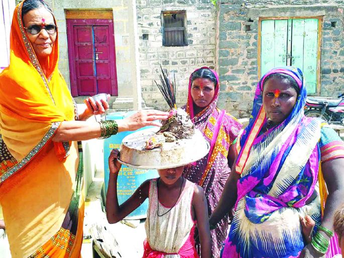 Worship of the frog in the basket top for rain! | पावसासाठी डोक्यावरच्या टोपल्यात केली बेडकाची पूजा !