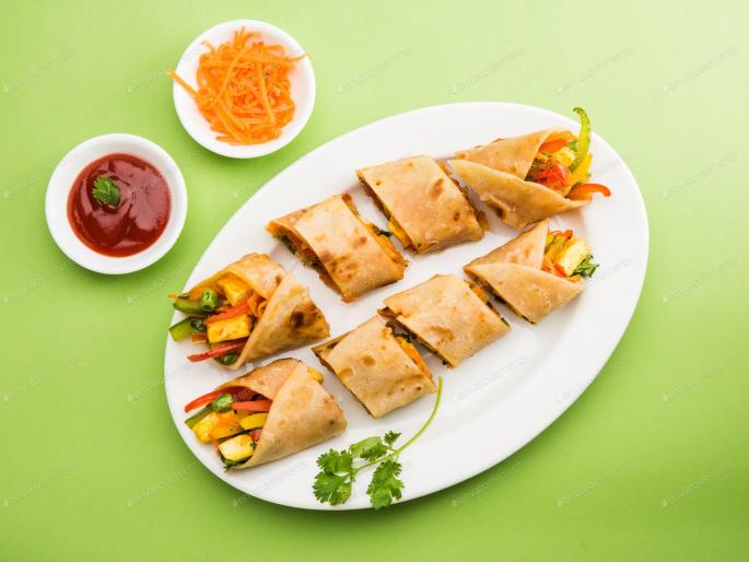 Recipe of tasty, yummy and healthy masala chapati role | केवळ २ मिनिटात करा चटपटीत हेल्दी मसाला पोळी रोल... मुलेही खूश आणि मम्मीही खूश !!